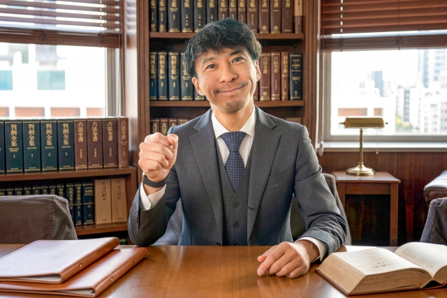 笑顔の法律専門家の画像