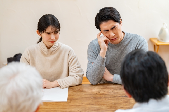 夫婦が悩む画像